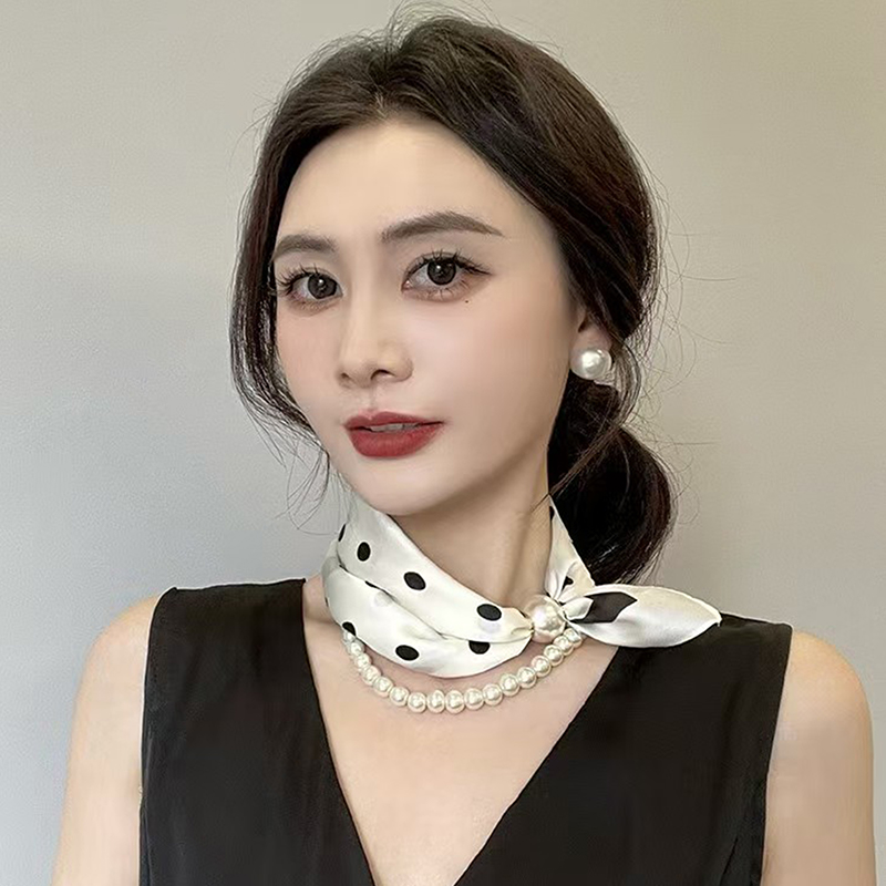 Lenço de Pescoço de Cetim com  - Pearl Trim Chain avaliação e preço
